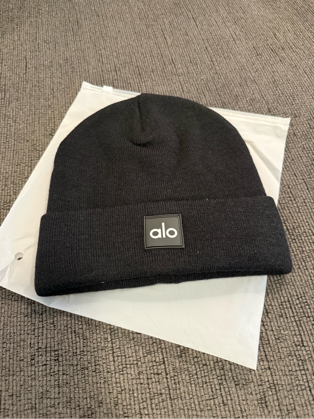 ALO Yoga Men's Black Cuffed Beanie with Logo Patch